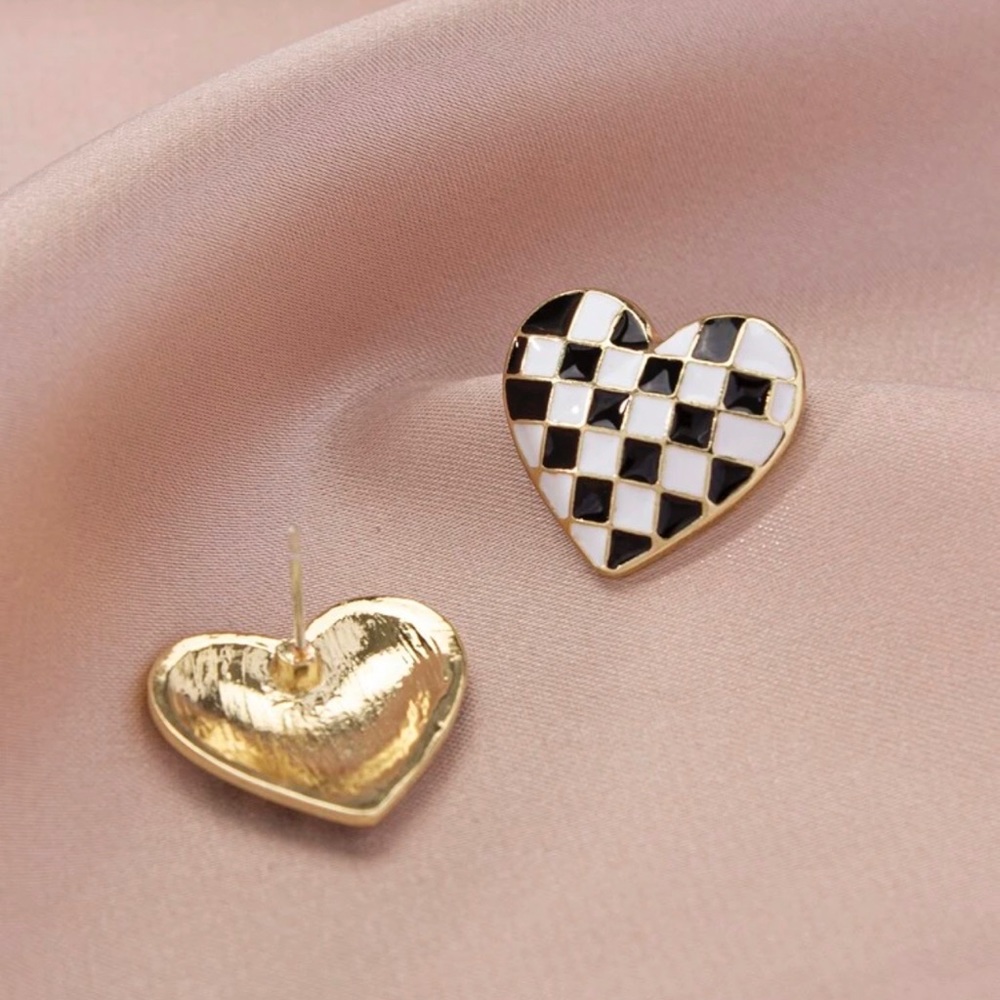 Checker heart vintage style earrings brand new